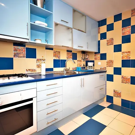 Lägenhet Luxury 2-bed With Huge Pool - *